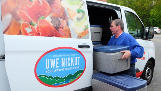 Uwe Nickut associate loading the car